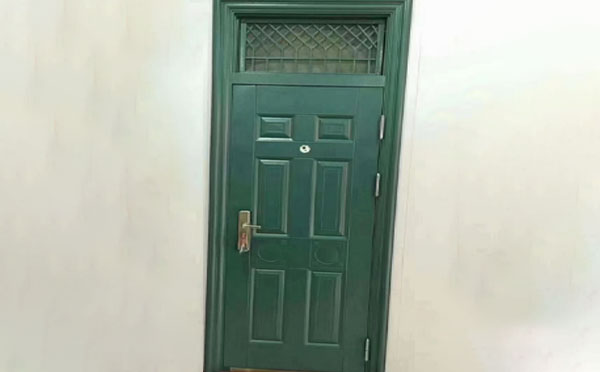 巴里坤学校教室门