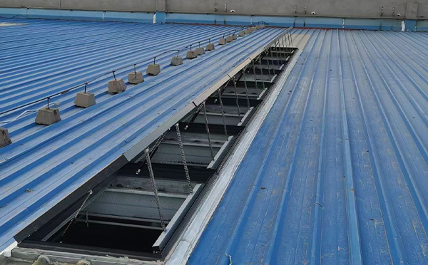 某城市大型商业综合体中庭巴里坤排烟窗工程