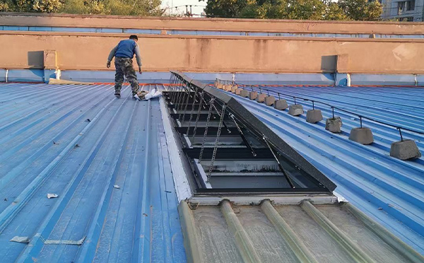 某区域性物流仓储中心巴里坤排烟窗系统安装项目