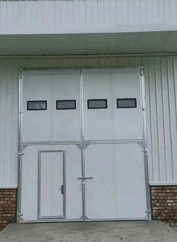 巴里坤工业门在设备装配车间出入口的实施记录